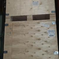 cassa di legno con coperchio su pallet inforcabile