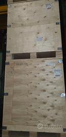 cassa di legno con coperchio su pallet inforcabile