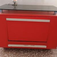 Mobile rosso con ribalta e piano in vetro