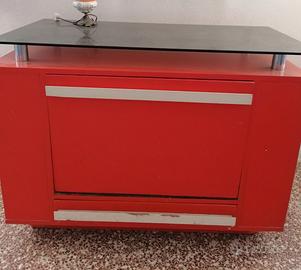 Mobile rosso con ribalta e piano in vetro