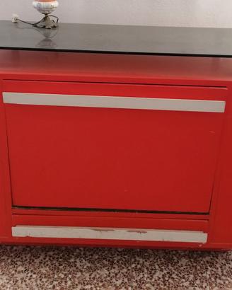 Mobile rosso con ribalta e piano in vetro