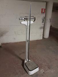 Bilancia pesa e misura altezza persone vintage