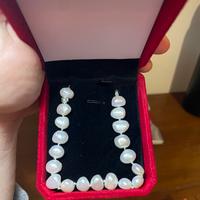Bracciale in perle con chiusura in argento 925.