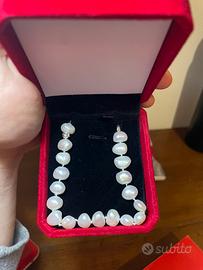 Bracciale in perle con chiusura in argento 925.