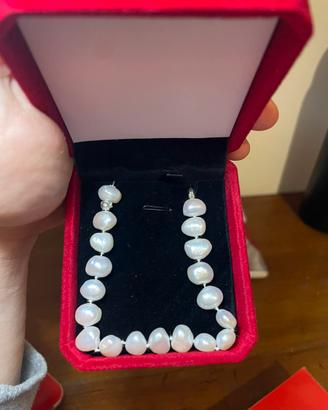 Bracciale in perle con chiusura in argento 925.