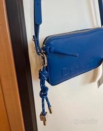 Borsa a tracolla con ciondolo portachiavi Desigual