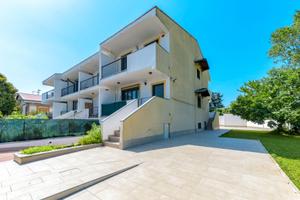 Elegante villa di testa libera su 3 lati