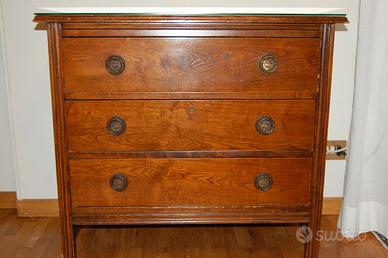 Comoncino in rovere con tre cassetti