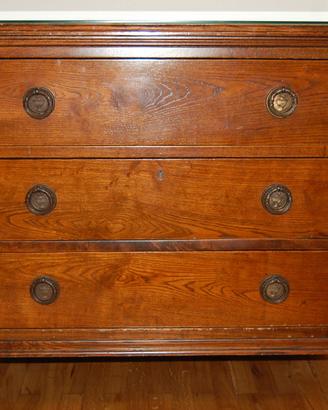 Comoncino in rovere con tre cassetti