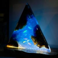LAMPADA NOTTURNA CON CARPE KOI IN LEGNO E RESINA