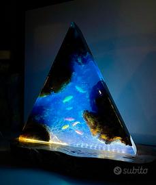 LAMPADA NOTTURNA CON CARPE KOI IN LEGNO E RESINA