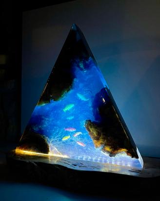LAMPADA NOTTURNA CON CARPE KOI IN LEGNO E RESINA