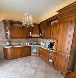 Cucina angolare completa di elettrodomestici