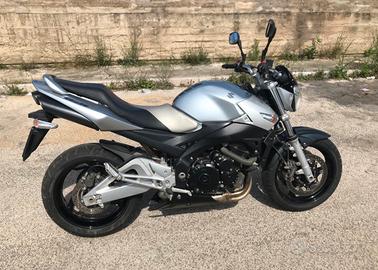 SUZUKI GSR 600