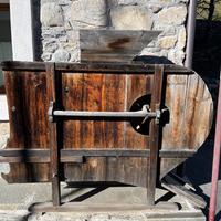 Antica trebbiatrice in legno di larice