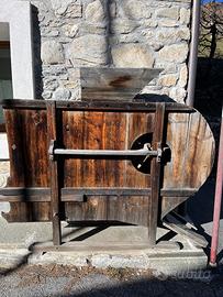 Antica trebbiatrice in legno di larice