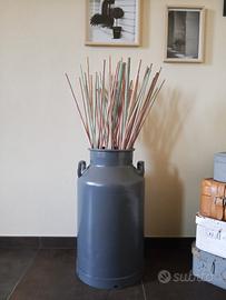 bidone del latte vintage pitturato 