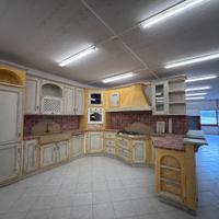 Cucina finta muratura con lavandino in travertino