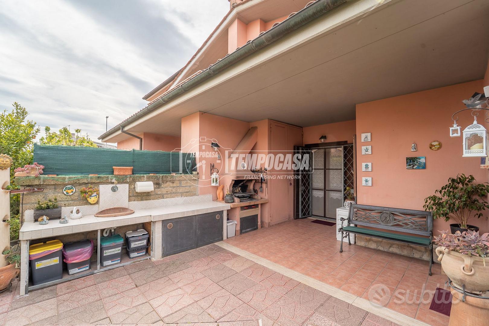 VILLA SU DUE LIVELLI CON GIARDINO E DOPPIO POSTO A - Vista 5