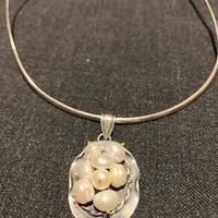 Collana rigida con ciondolo in perle e argento