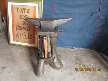 Incudine in ferro con oggetti vari