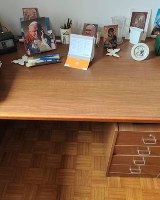 Scrivania in legno con cassettiera