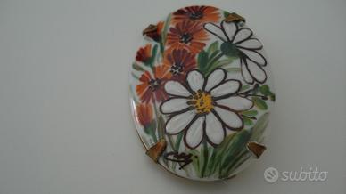 spilla broche in ceramica dipinta a mano