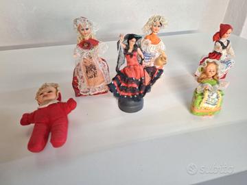 Lotto di sei bambole souvenir vintage in costume
