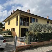 Porzione di casa con giardino e posto auto