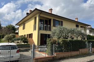 Porzione di casa con giardino e posto auto