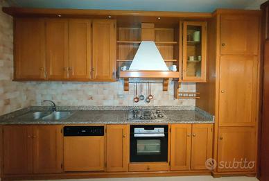 Cucina alla veneta in legno e granito sardo