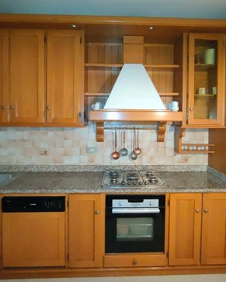 Cucina alla veneta in legno e granito sardo