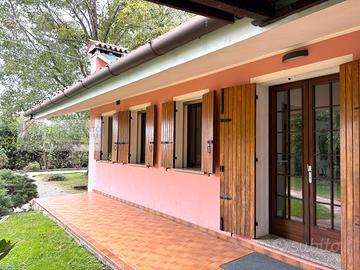 Villa singola con scoperto di 4000 mq. e magazzino