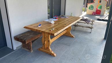 tavolo di legno mallesso tipico di montagna