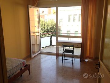 Stanza singola arredata