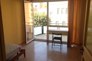 Stanza singola arredata