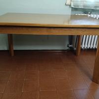 Tavolo da cucina in legno con sedie