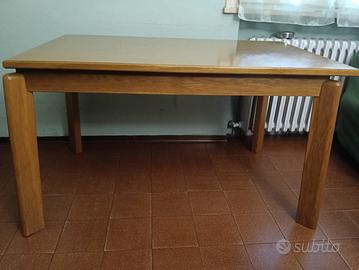 Tavolo da cucina in legno con sedie