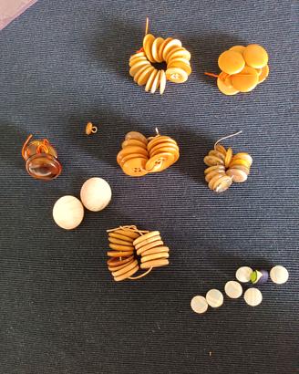 Bottoni in colori e materiali vari 