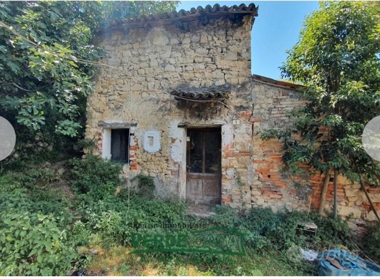 Terreno con rustici da ristrutturare completamente - Altro