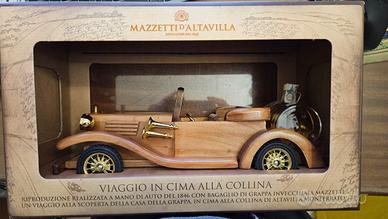 Modellino auto d’epoca in legno