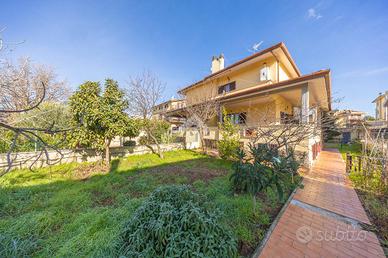 PORZIONE DI BIFAMILIARE A ROMA