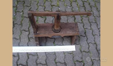 Antico schiacciapatate a cavalletto in legno