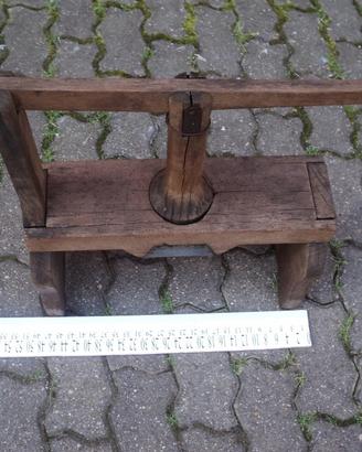 Antico schiacciapatate a cavalletto in legno