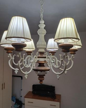 lampadario classico in legno e ferro battuto