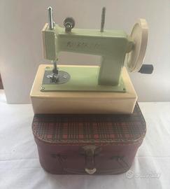 Macchina da cucire vintage da collezione