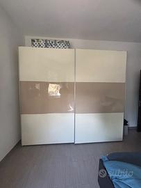 Armadio ad ante scorrevoli effetto lucido