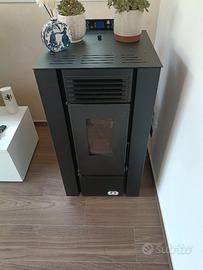Stufa a pellet Italia 9 kW Qubo come nuova 