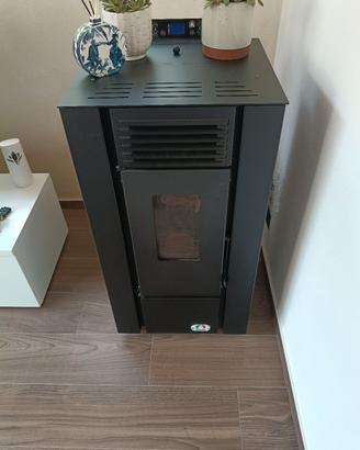 Stufa a pellet Italia 9 kW Qubo come nuova 