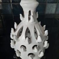 Lume a pigna traforato in ceramica bianca